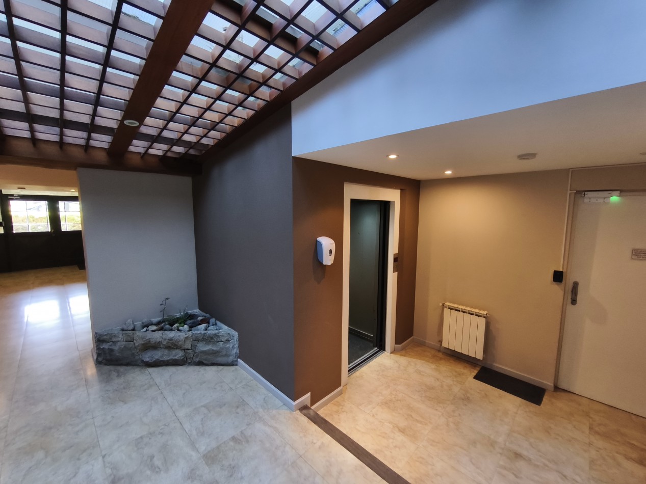 Comodo departamento centro con cochera cubierta