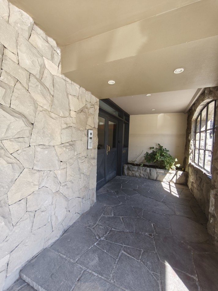 Comodo departamento centro con cochera cubierta