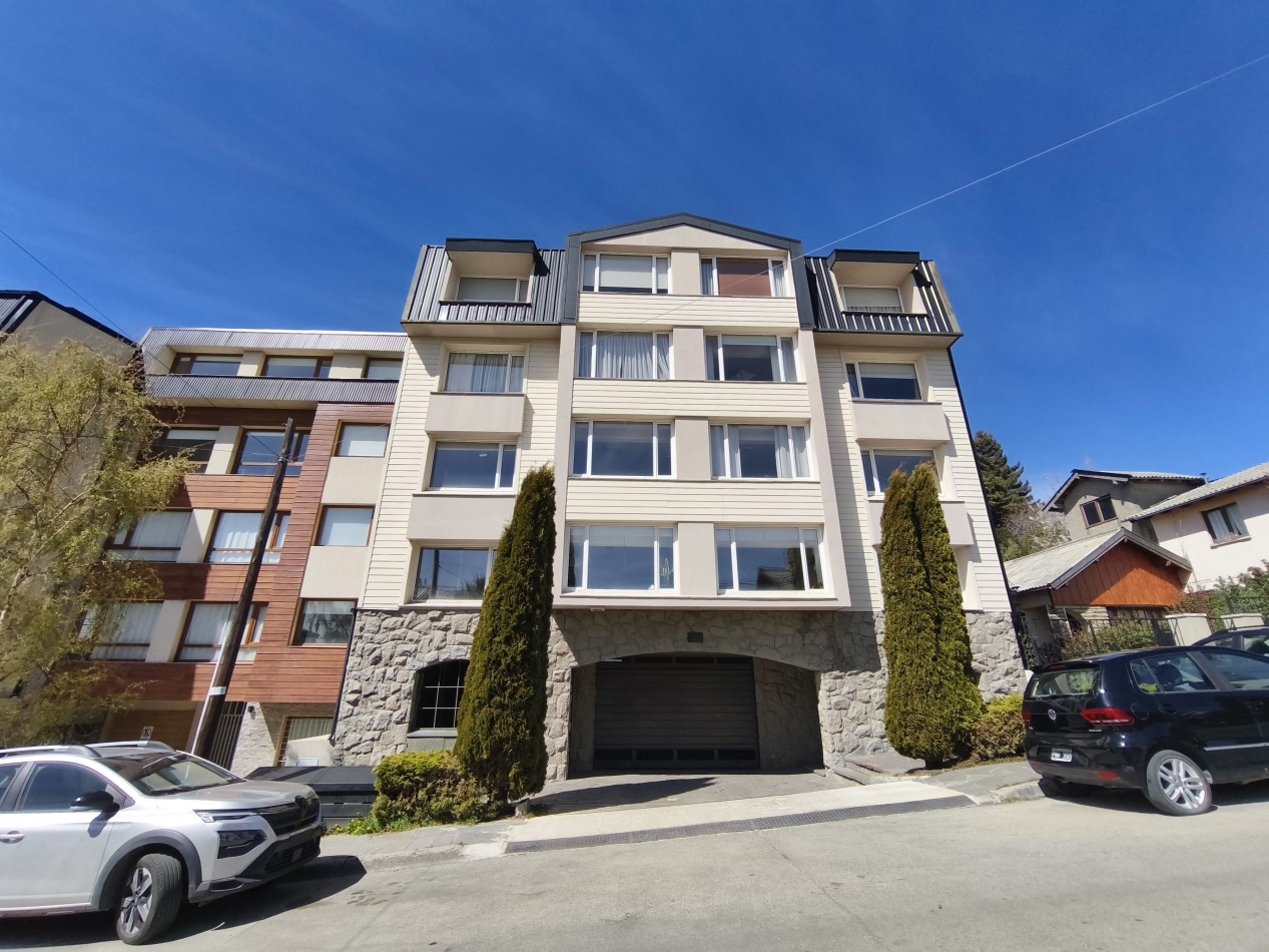 Comodo departamento centro con cochera cubierta