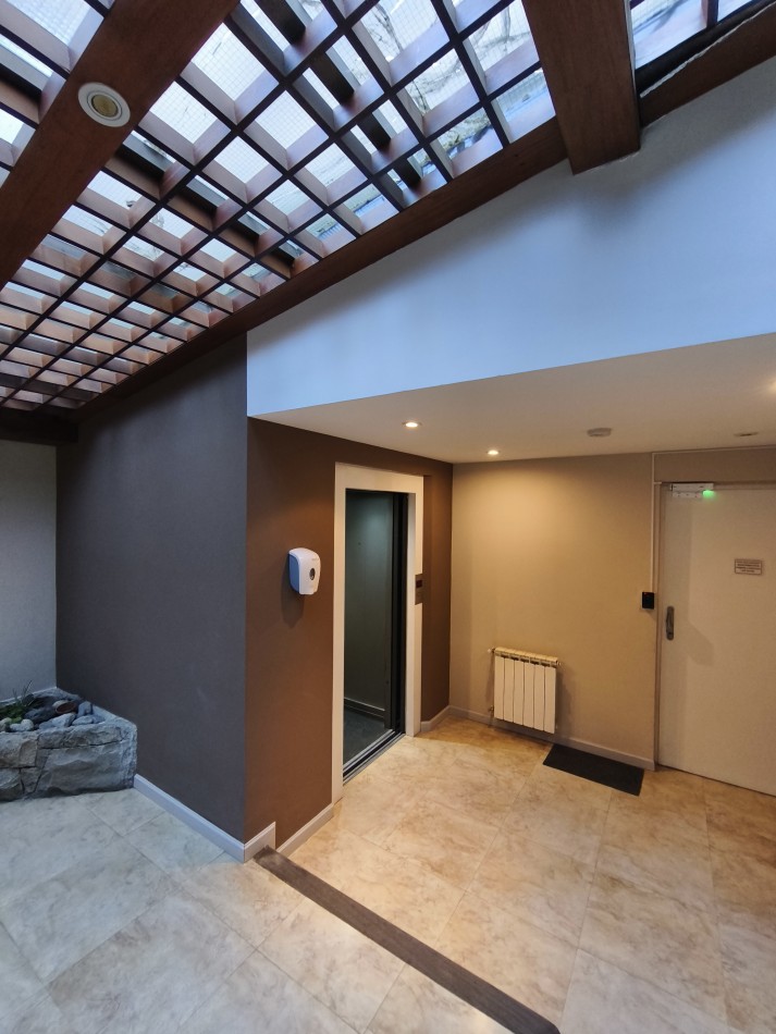 Comodo departamento centro con cochera cubierta