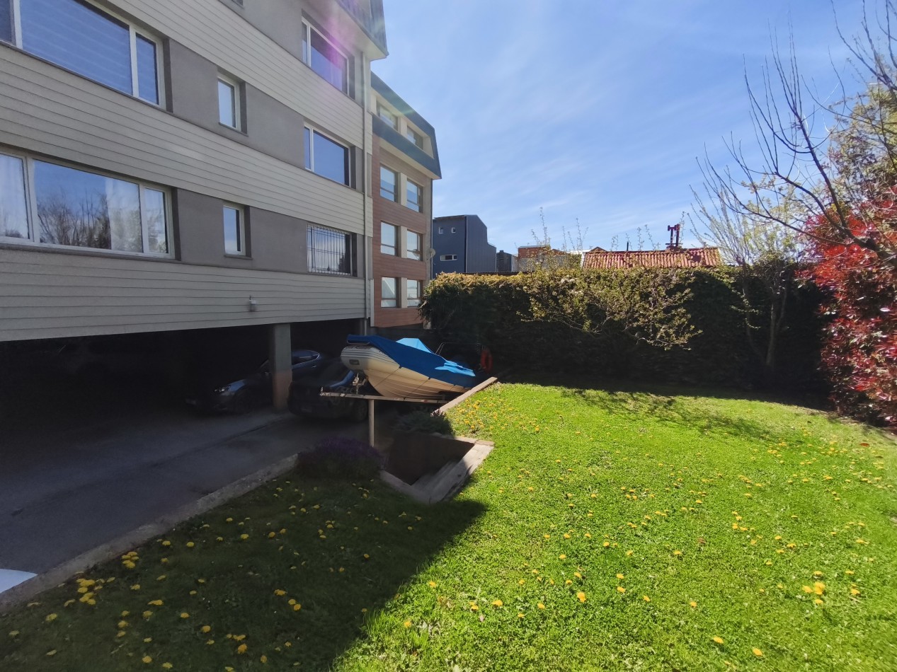 Comodo departamento centro con cochera cubierta