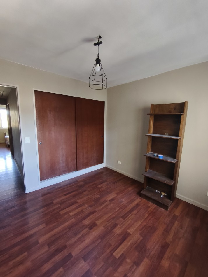 Comodo departamento centro con cochera cubierta