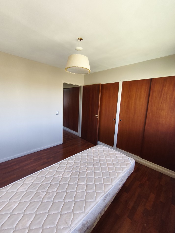 Comodo departamento centro con cochera cubierta