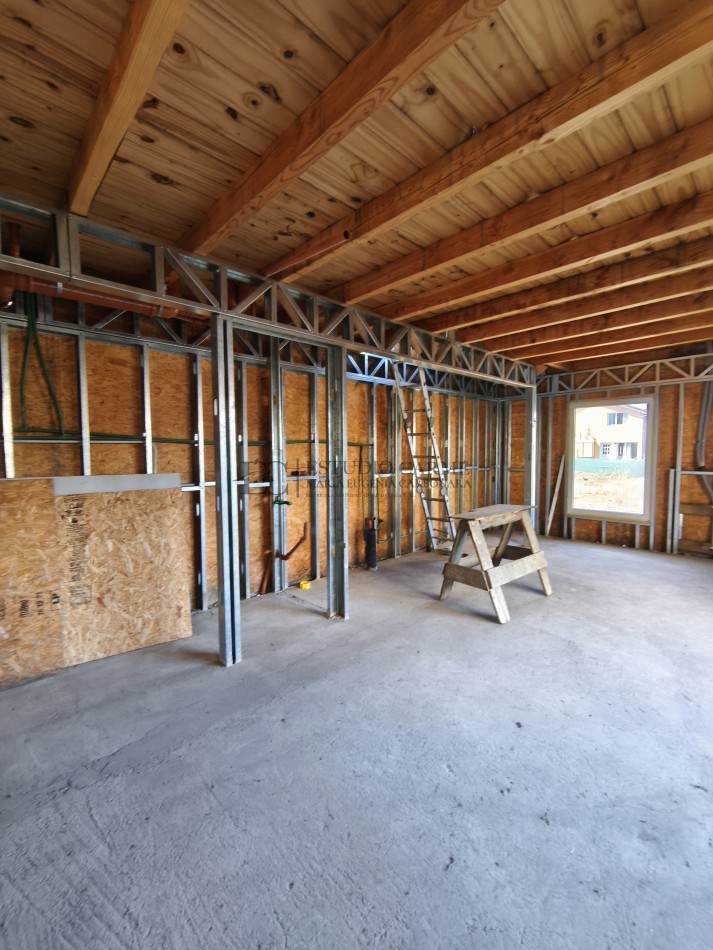 Complejo en block de 3 unidades a terminar en barrio Entre Pinos al este del centro de Bariloche. Oportunidad de inversion.