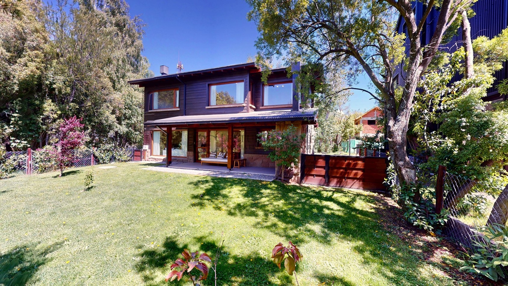 Casa en barrio privado Barrancas de Melipal en venta a 4,5 km del centro de Bariloche con seguridad y pileta