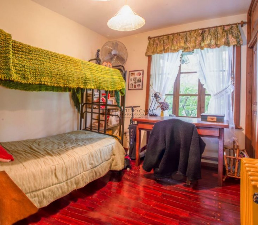 Casa en Melipal Bariloche 6 ambientes jardin  vista parcial al lago Nahuel Huapi posibilidad de quinto dormitorio o dependencia