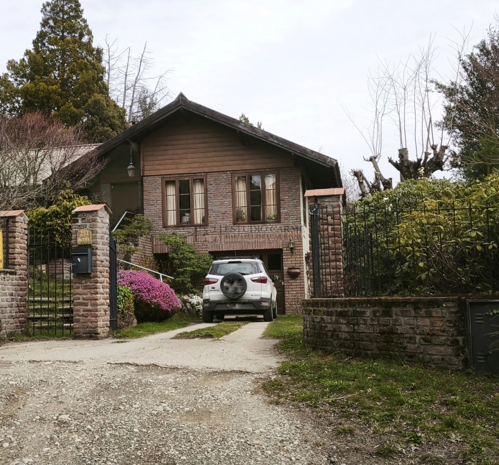 Casa en Melipal Bariloche 6 ambientes jardin  vista parcial al lago Nahuel Huapi posibilidad de quinto dormitorio o dependencia