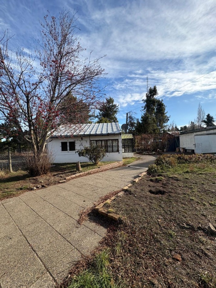 Lote con casa a 100 m del lago y del Rio Limay ubicacion estrategica en Dina Huapi con gas de red