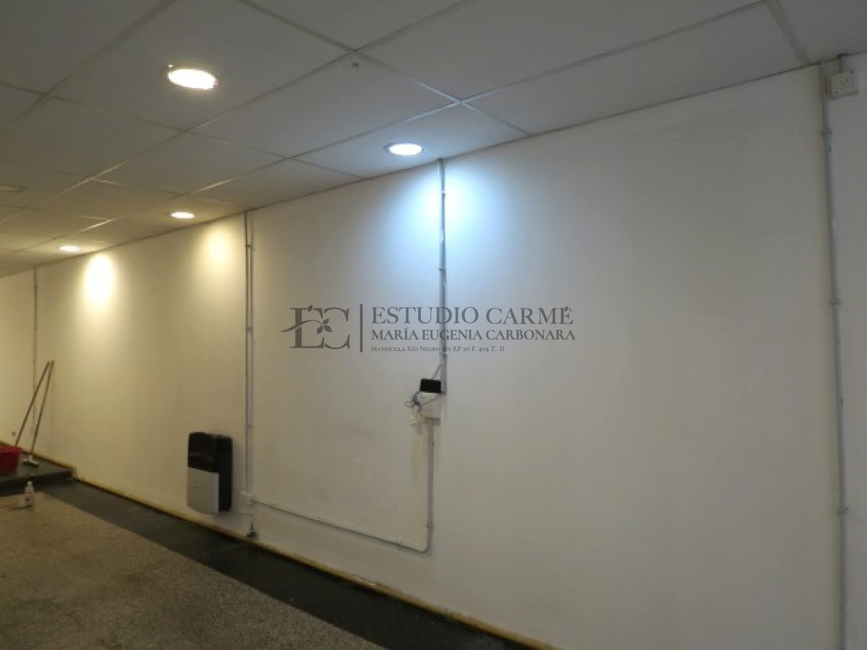 Amplio local comercial con potencial en el centro comercial de Bariloche