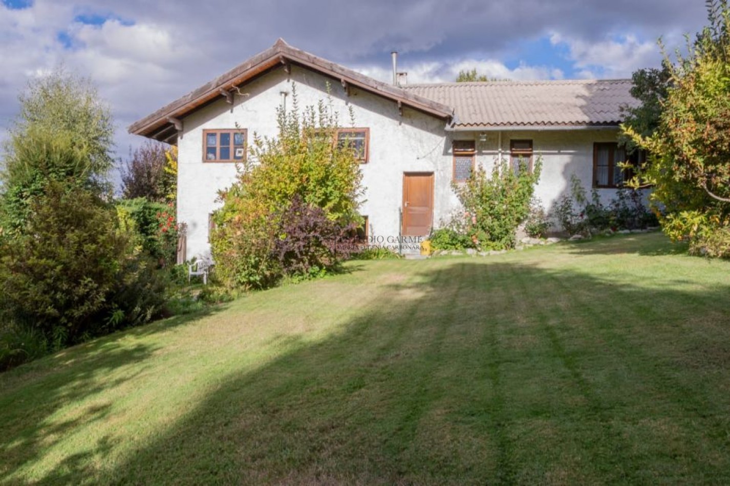 Casa en Melipal Bariloche 6 ambientes jardin  vista parcial al lago Nahuel Huapi posibilidad de quinto dormitorio o dependencia