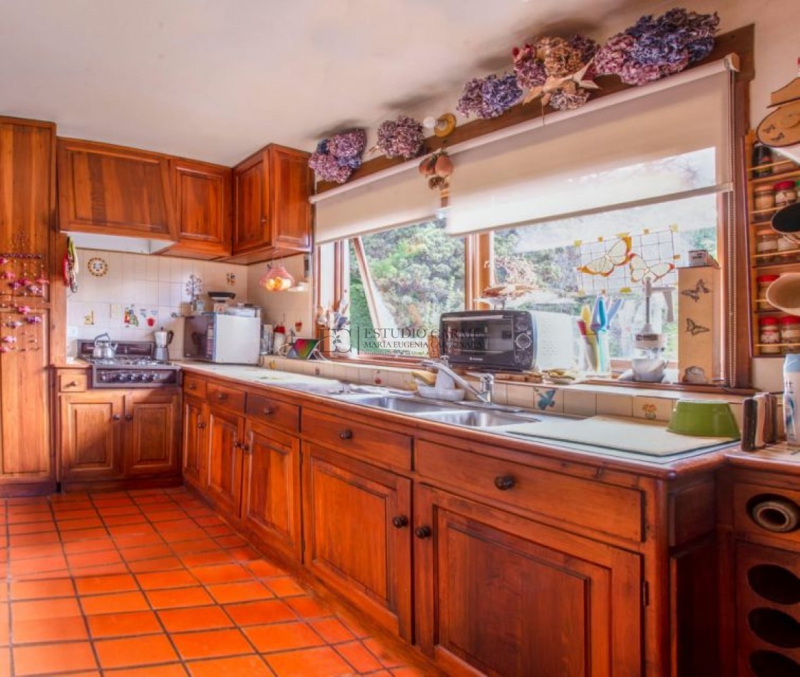 Casa en Melipal Bariloche 6 ambientes jardin  vista parcial al lago Nahuel Huapi posibilidad de quinto dormitorio o dependencia