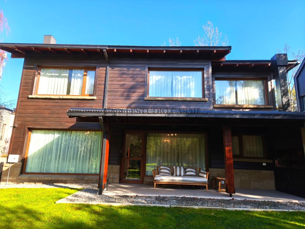 Casa en barrio privado Barrancas de Melipal en venta a 4,5 km del centro de Bariloche con seguridad y pileta