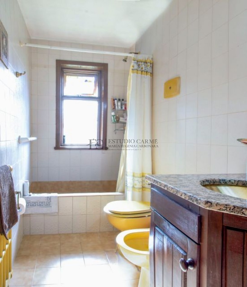 Casa en Melipal Bariloche 6 ambientes jardin  vista parcial al lago Nahuel Huapi posibilidad de quinto dormitorio o dependencia