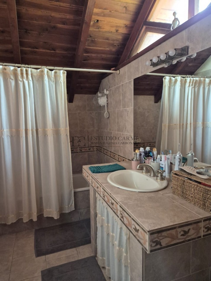 Casa + depto anexo en Barrio La Cascada de Bariloche. Alt. Bustillo Km 6 ideal vivienda y renta turistica venta inversion taller