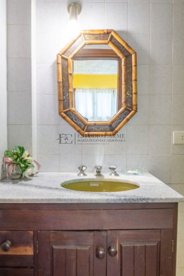 Casa en Melipal Bariloche 6 ambientes jardin  vista parcial al lago Nahuel Huapi posibilidad de quinto dormitorio o dependencia