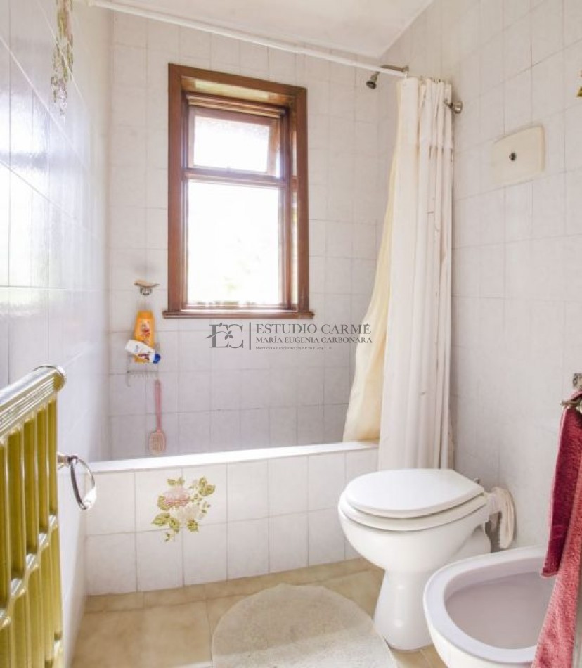 Casa en Melipal Bariloche 6 ambientes jardin  vista parcial al lago Nahuel Huapi posibilidad de quinto dormitorio o dependencia