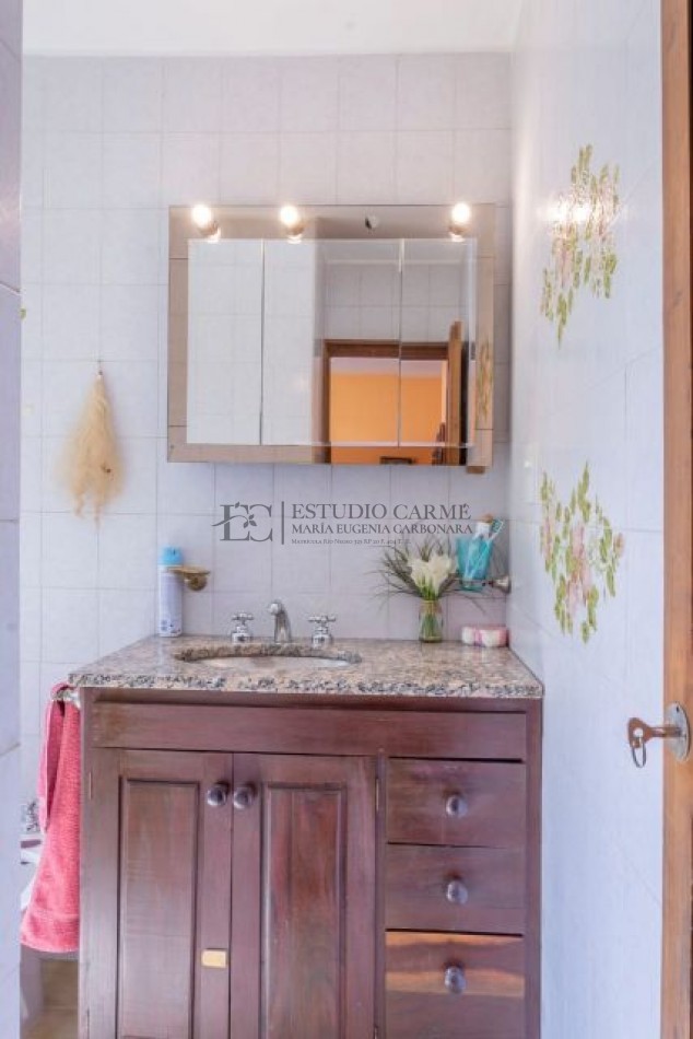 Casa en Melipal Bariloche 6 ambientes jardin  vista parcial al lago Nahuel Huapi posibilidad de quinto dormitorio o dependencia