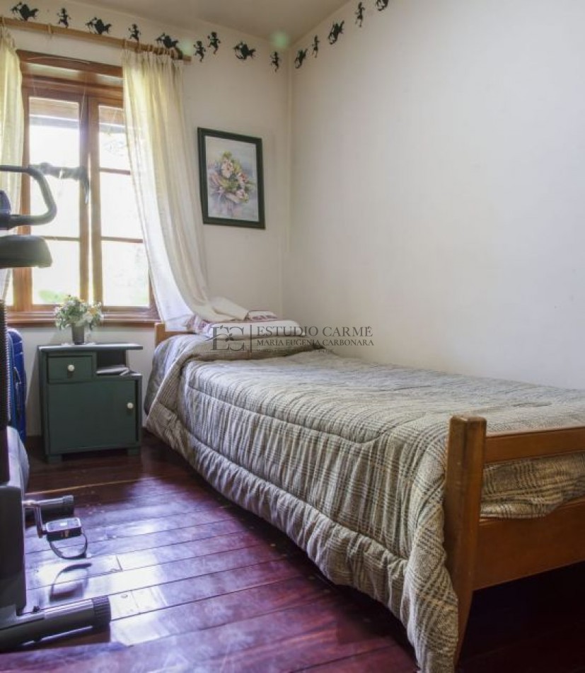 Casa en Melipal Bariloche 6 ambientes jardin  vista parcial al lago Nahuel Huapi posibilidad de quinto dormitorio o dependencia