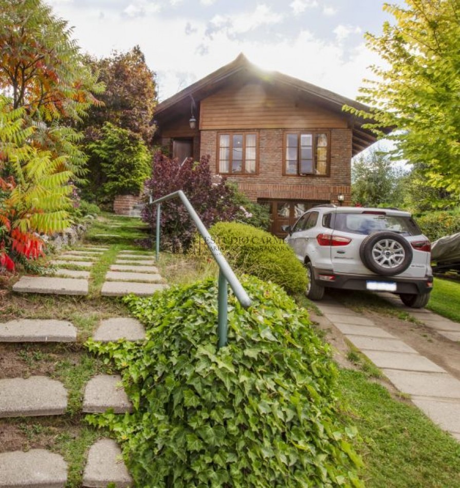 Casa en Melipal Bariloche 6 ambientes jardin  vista parcial al lago Nahuel Huapi posibilidad de quinto dormitorio o dependencia