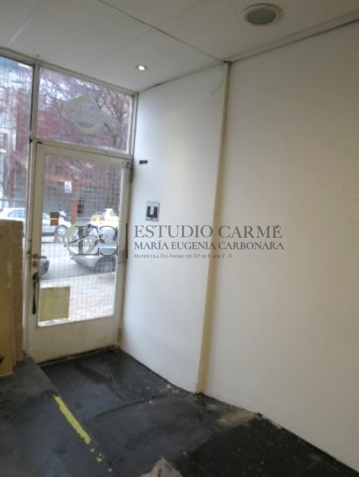 Amplio local comercial con potencial en el centro comercial de Bariloche