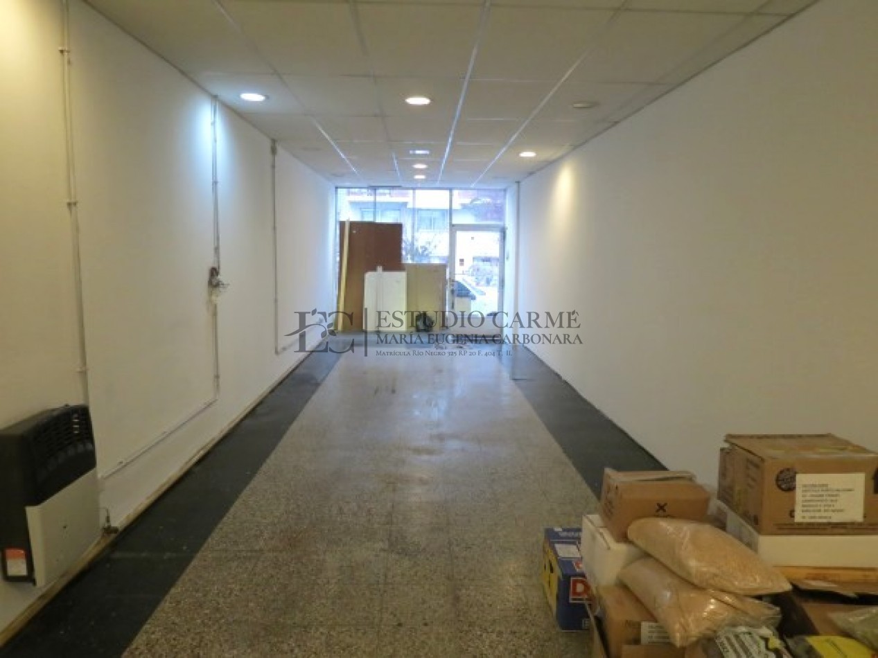 Amplio local comercial con potencial en el centro comercial de Bariloche