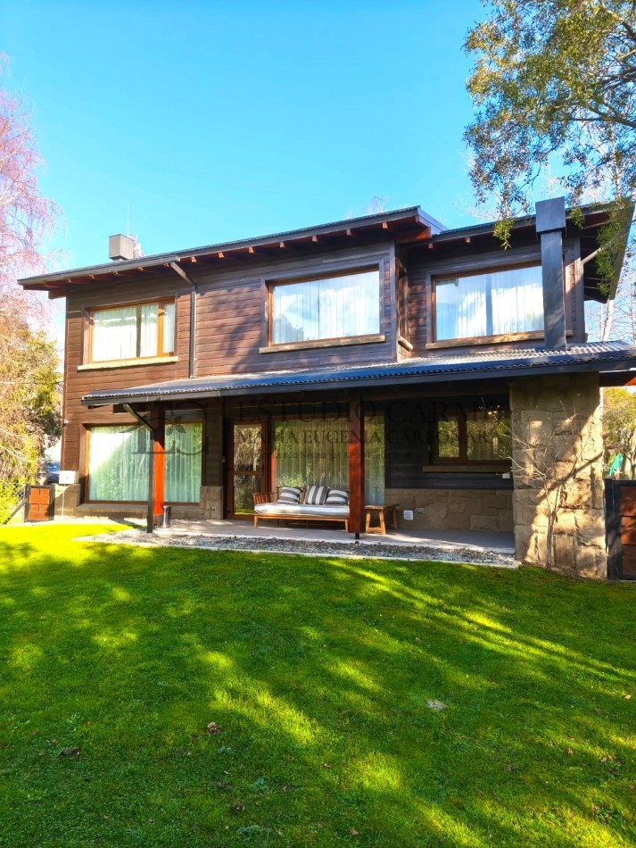 Casa en barrio privado Barrancas de Melipal en venta a 4,5 km del centro de Bariloche con seguridad y pileta