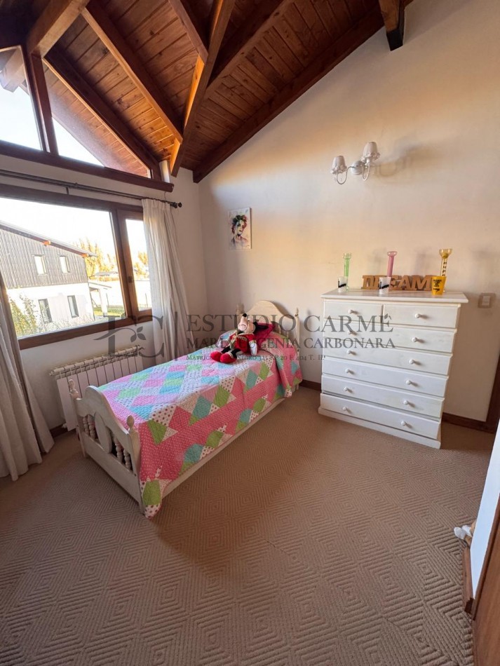 Casa 6 amb + amplio quincho o depto cochera cubierta en Dina Huapi a 15 km de Bariloche zona residencial jardin 