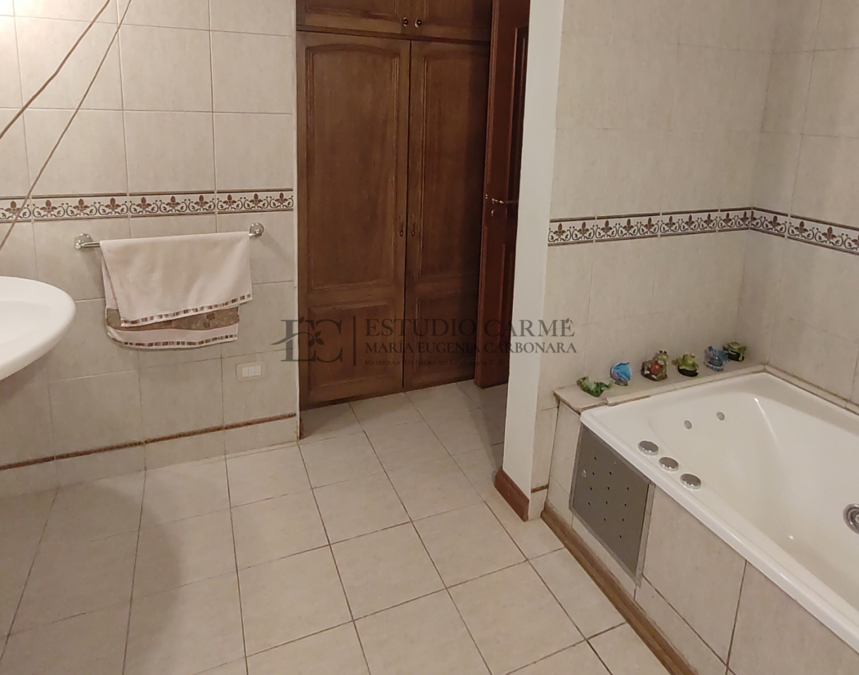 Casa 6 amb + amplio quincho o depto cochera cubierta en Dina Huapi a 15 km de Bariloche zona residencial jardin 