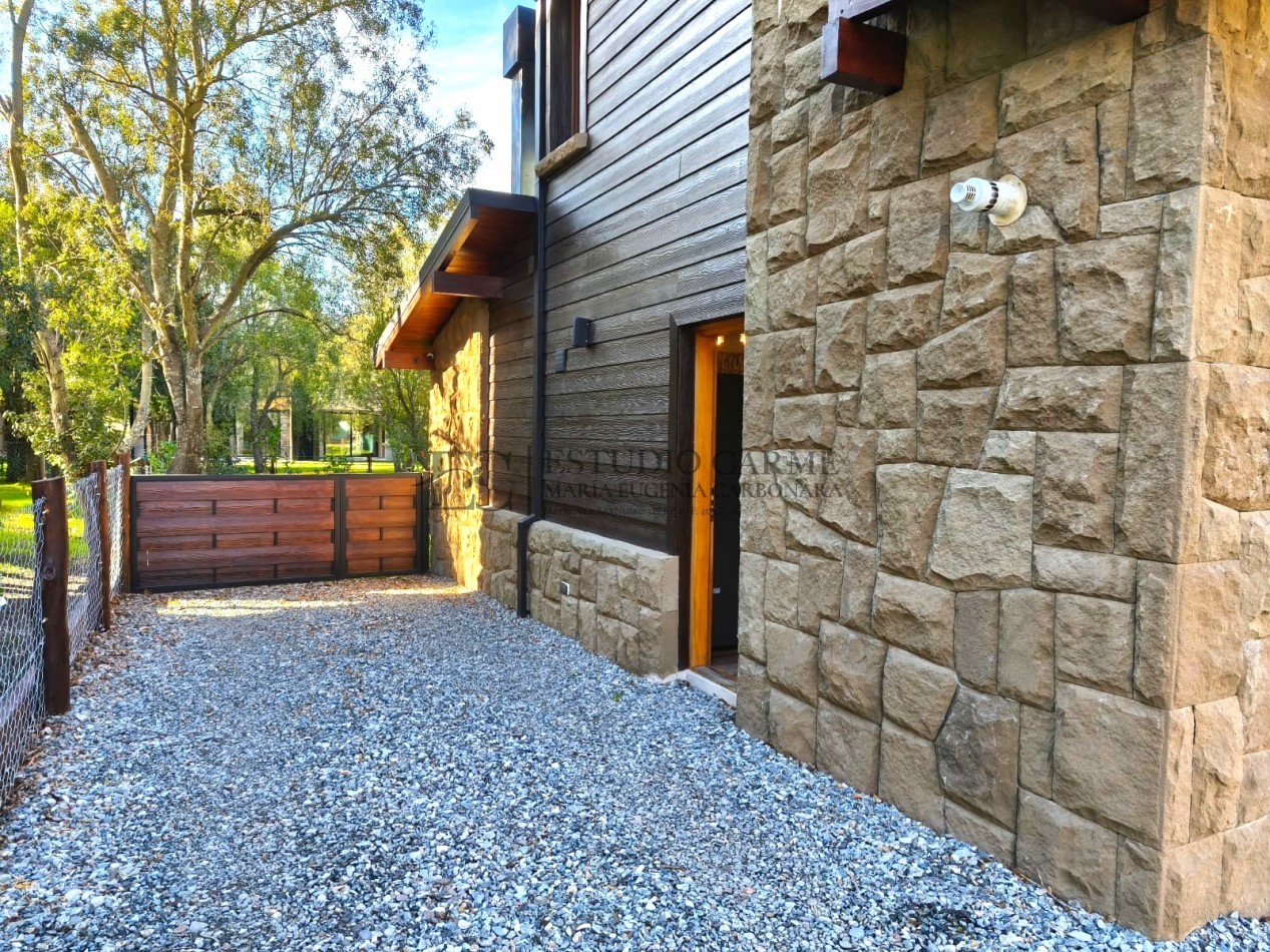 Casa en barrio privado Barrancas de Melipal en venta a 4,5 km del centro de Bariloche con seguridad y pileta