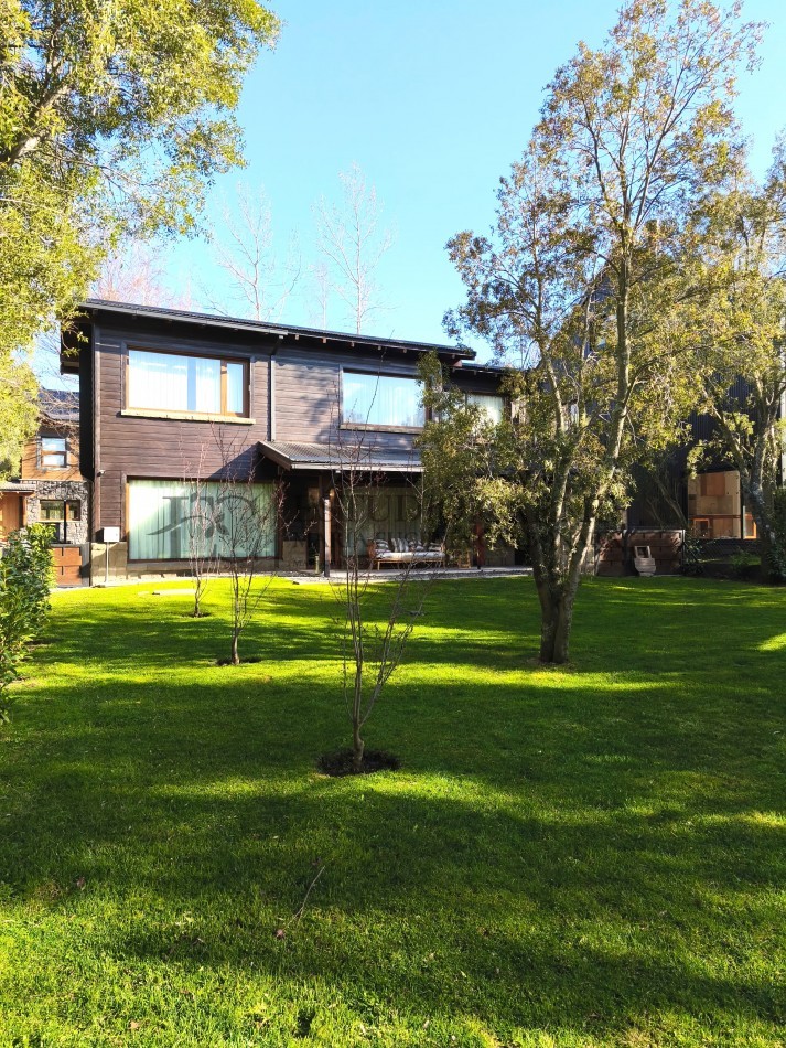 Casa en barrio privado Barrancas de Melipal en venta a 4,5 km del centro de Bariloche con seguridad y pileta