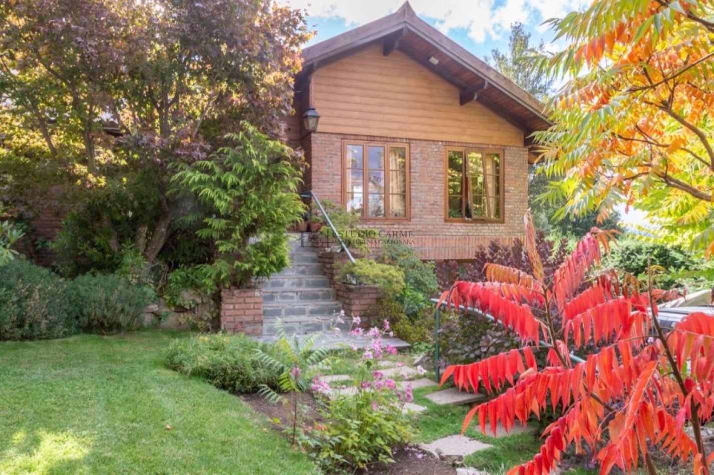 Casa en Melipal Bariloche 6 ambientes jardin  vista parcial al lago Nahuel Huapi posibilidad de quinto dormitorio o dependencia