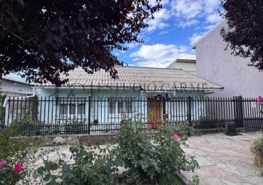 Casa centrica en lote con factibilidad para edificio Bariloche en venta