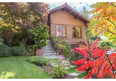 Casa en Melipal Bariloche 6 ambientes jardin  vista parcial al lago Nahuel Huapi posibilidad de quinto dormitorio o dependencia